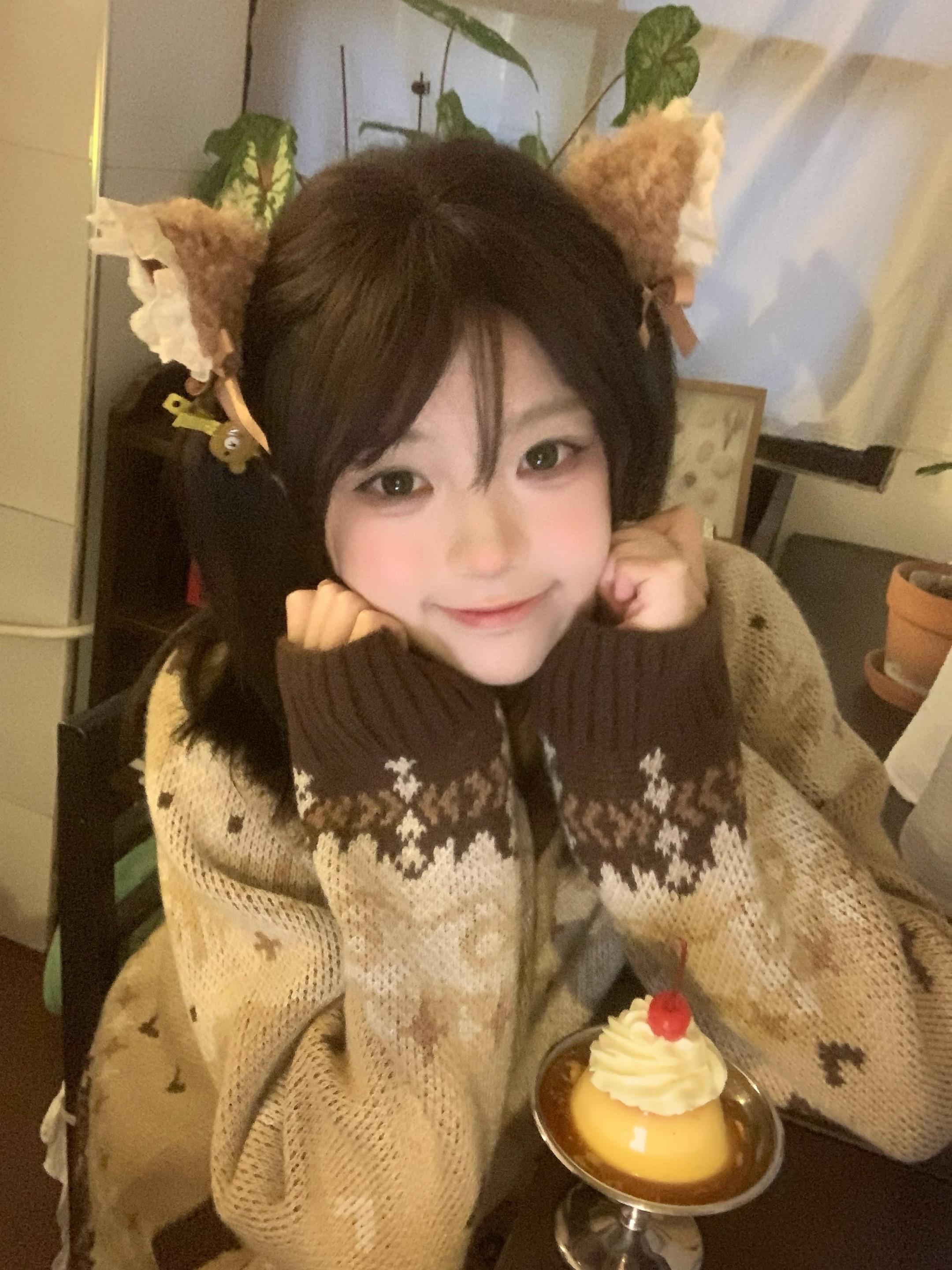 存一些咖啡店拍照姿势！来了一家很文艺的咖啡馆哦 这种光线暗暗的店最有氛...