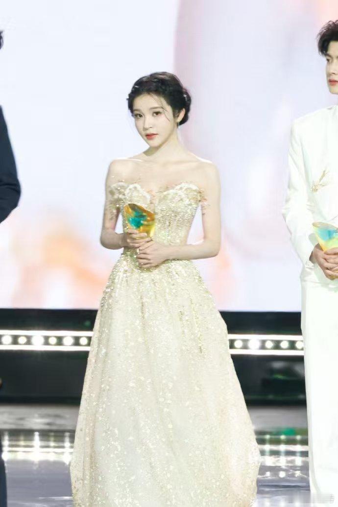 饶嘉迪的脸终于清晰了她的脸庞在今天的星光大赏上终于清晰可见，饶嘉迪的每一个细节都