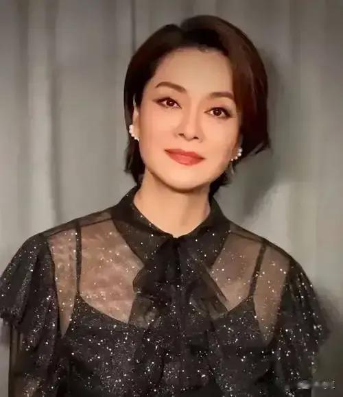 毛阿敏参加女儿成年礼，女儿浓妆艳抹腿上有明显疤痕，母女站姿引热议

4月24日，