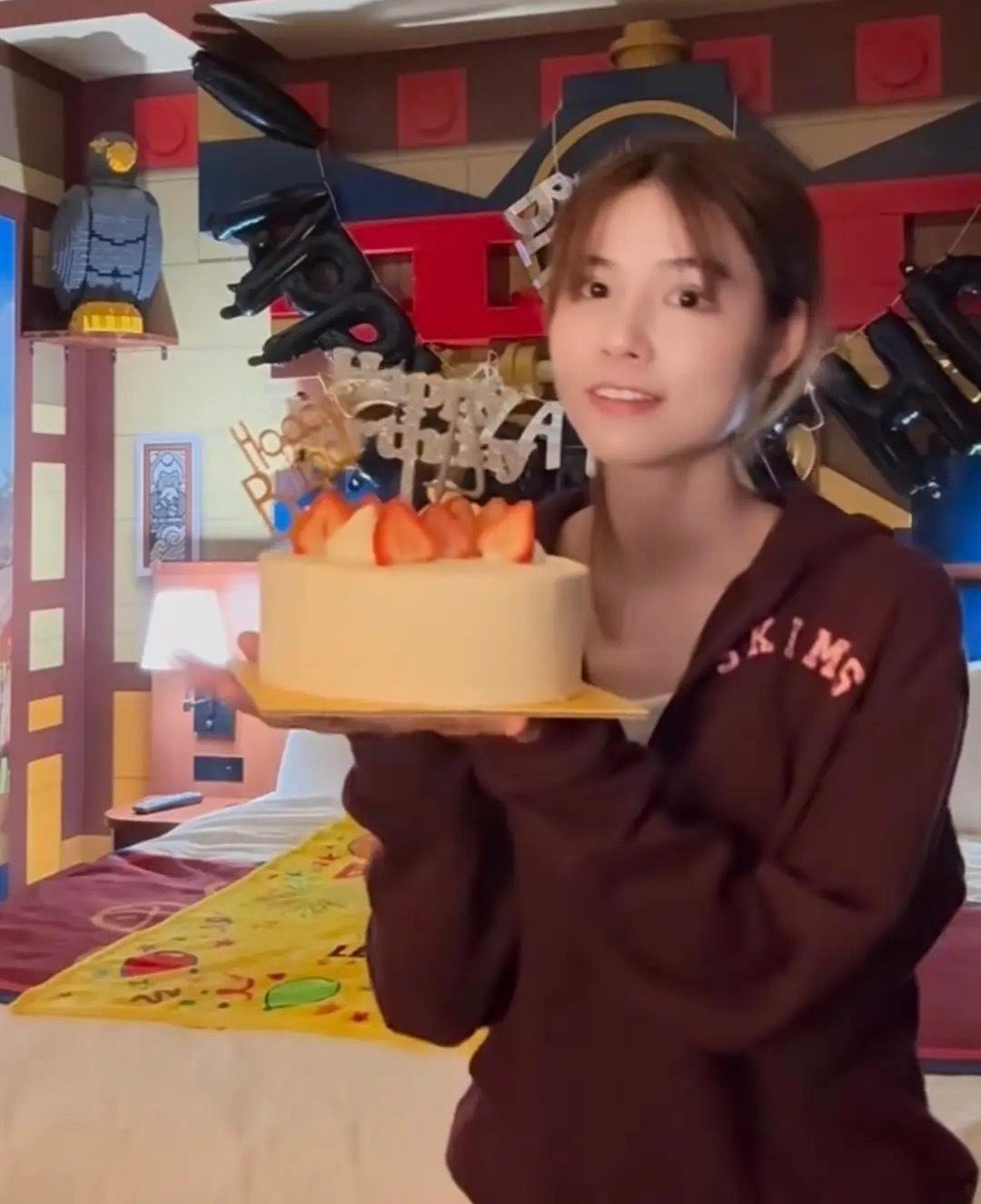 苏醒的二胎儿子满4周岁了！廖语辰在美国为孩子庆祝生日，她在酒店房间布置了气球和毛