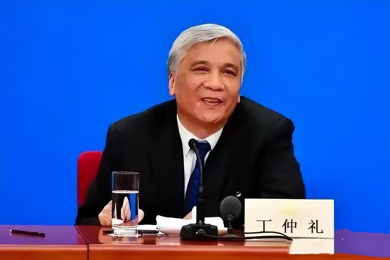 给大家介绍一位教授，丁仲礼。第一次知道他名字，是在他接受柴静采访的时候。我印象极