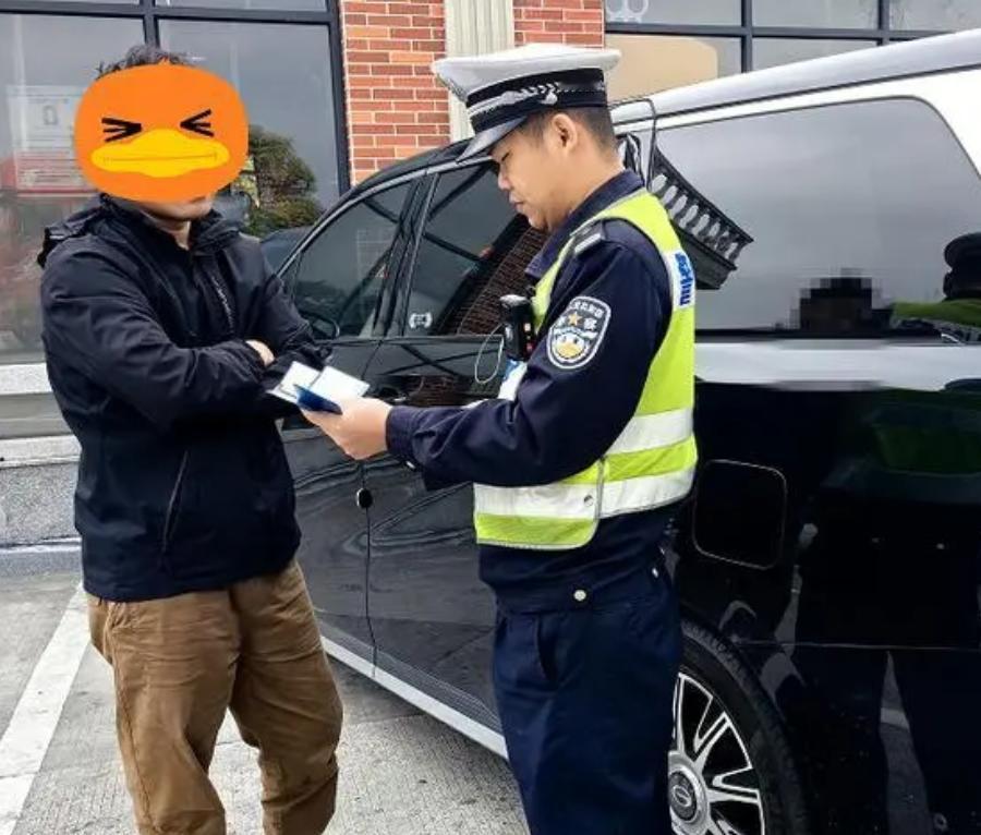 女子竟举报丈夫开车看美女，背后隐情惊人！

近日，泉州发生的一起事件令人咋舌。1