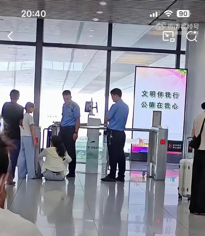 铁路部门真的有黑名单制度！
经常在媒体上看到顾客霸座，堵车门不让列车出发的新闻和