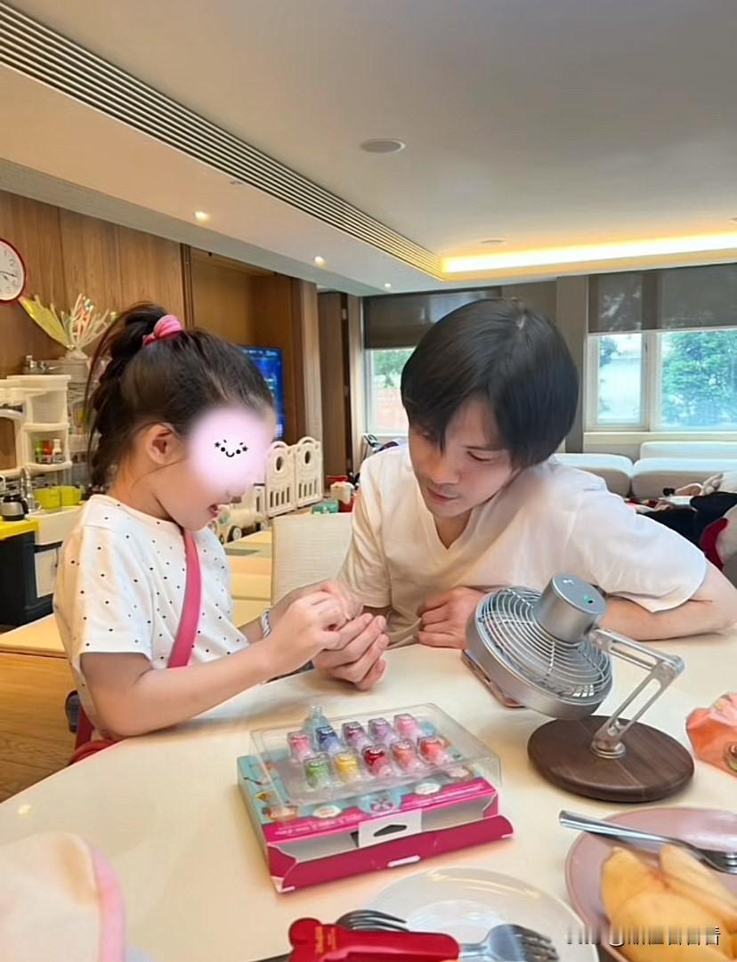 向佐是真的拿女儿没办法！
向佐女儿给向佐做美甲，向佐乖乖的坐在那里任凭女儿涂来涂
