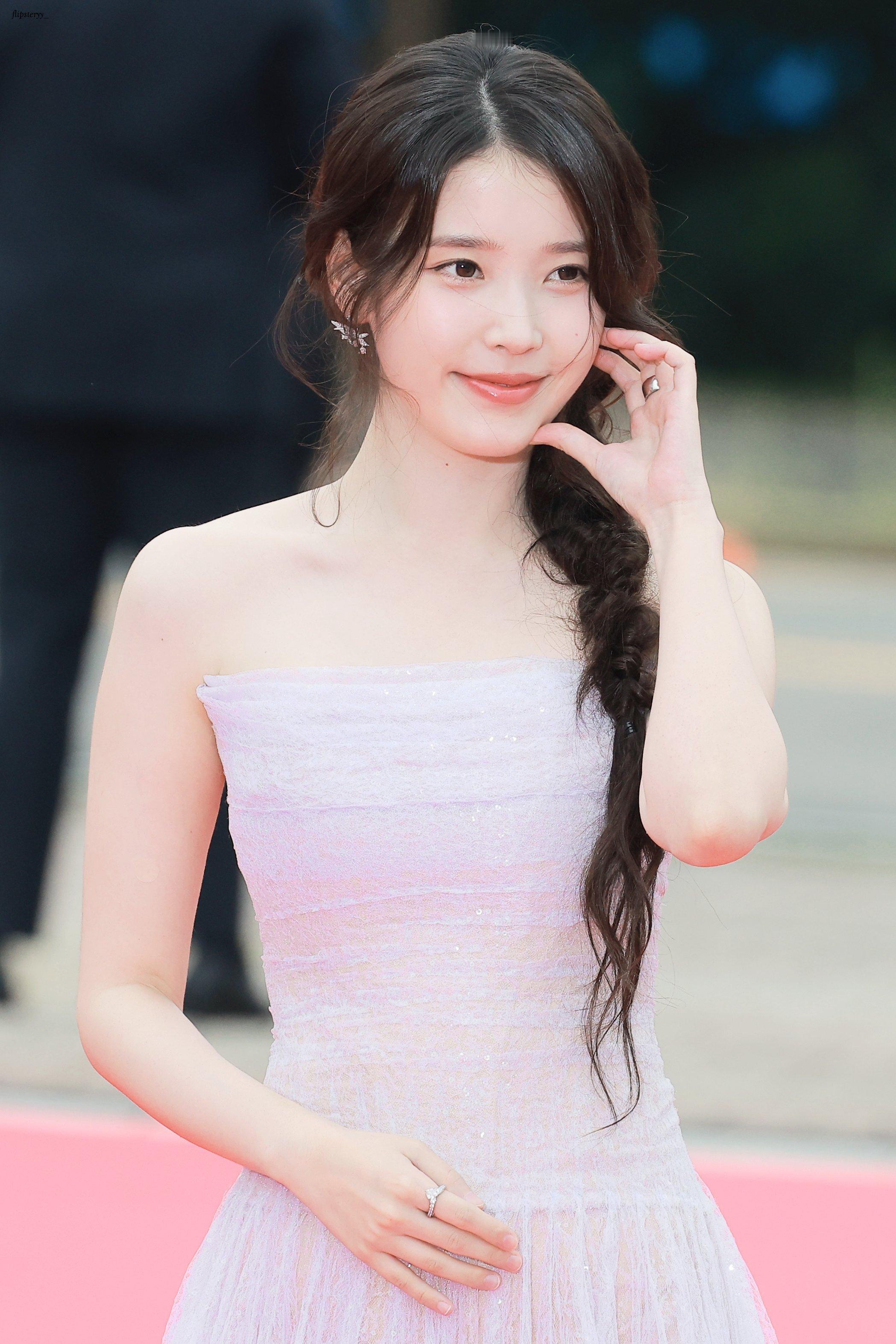 IU[超话]  💗IU出道十七周年快乐 251002 IU 首尔电视节颁奖典礼