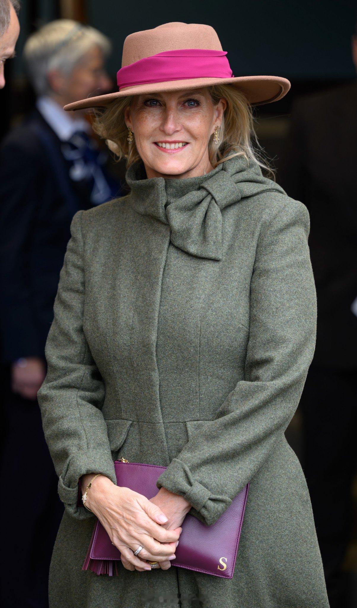 英国王室  今天爱丁堡公爵夫妇在纽伯里赛马场看赛马🏇🏻 