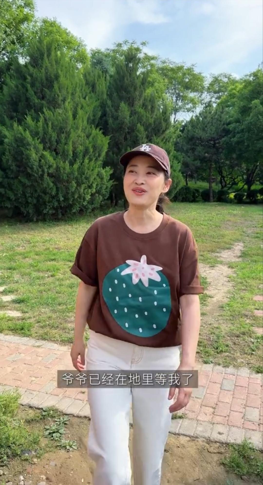 梅婷家的菜园子可是不小啊！与公公一起为菜园子除虫，白酒、苏打、白醋，能不能分享下