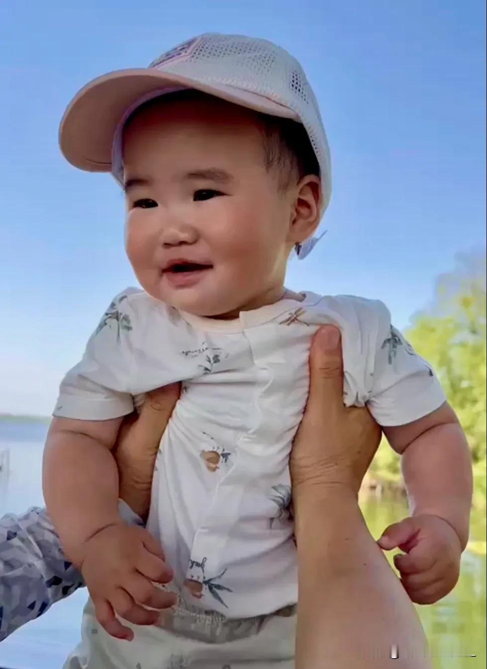 带小小的你，
看大大的世界。#分享一张你家宝宝的照片#