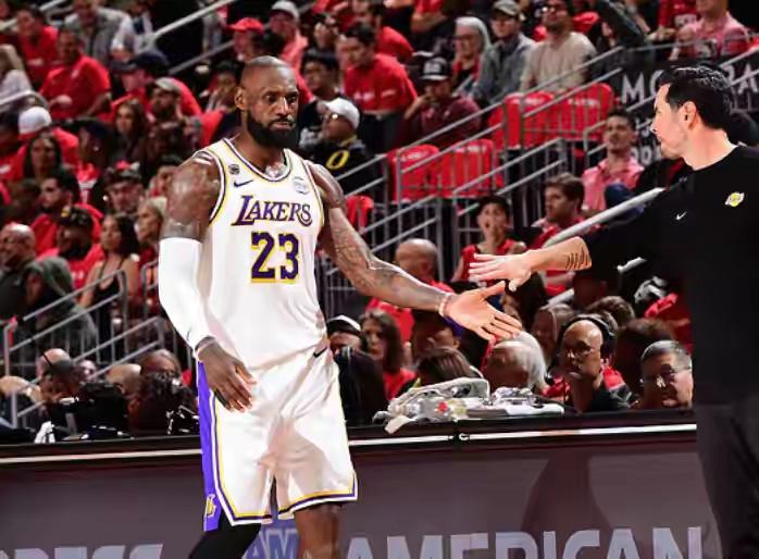 湖人选择放弃一场是正确的，因为湖人主力球员太累了……！

首先，如果湖人4-0横