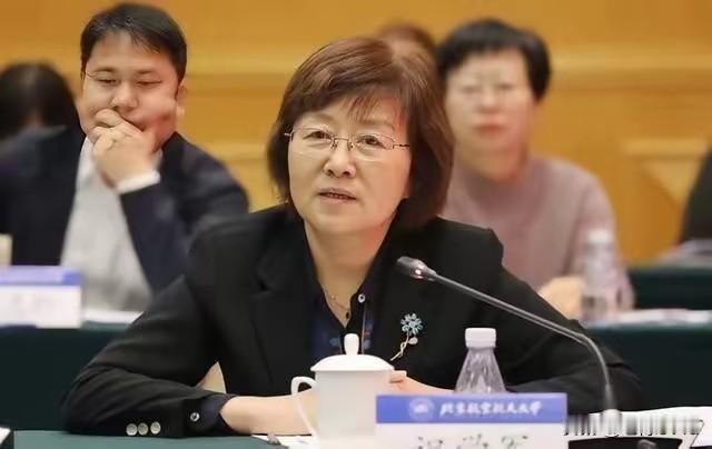 东风-17高超音速导
弹
订阅
研发东风-17遇电磁干扰 总师祝学军提出让导弹在