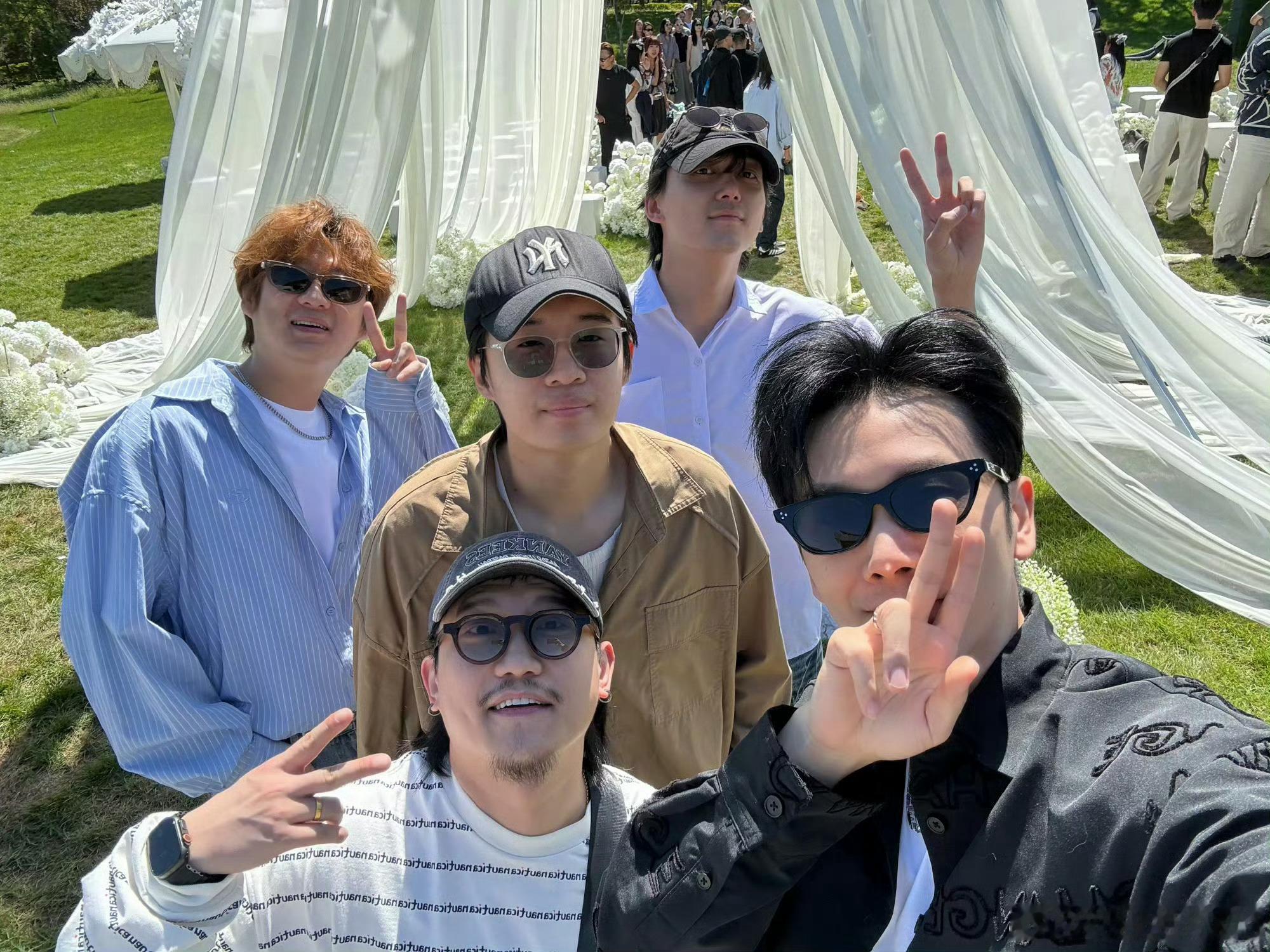 邓帅举行婚礼恭喜邓帅 被刘思维照片吸引了[泪奔] ​​​