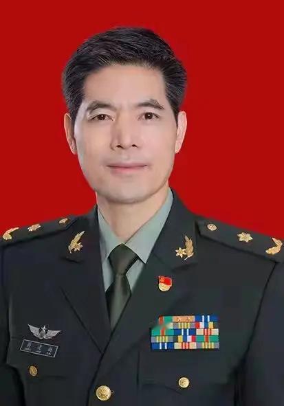 战伤救治“定海神针”蒋建新：用手术刀为士兵铸盾，以科研护生命防线
 
蒋建新，男