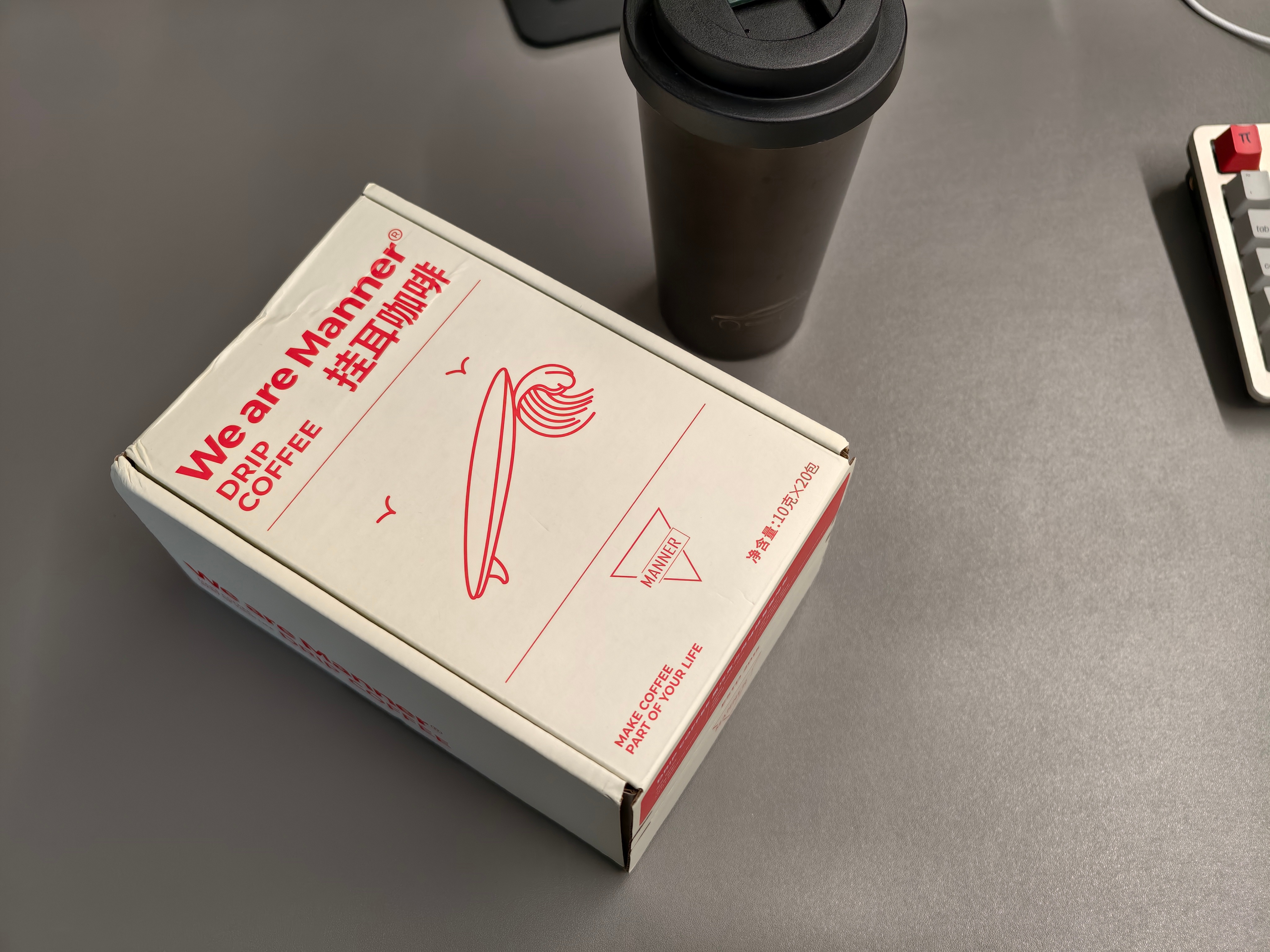 前段时间，徒步路过了一片茶园，然后闻到了一阵好大的农药味。然后又看到了一个没农药