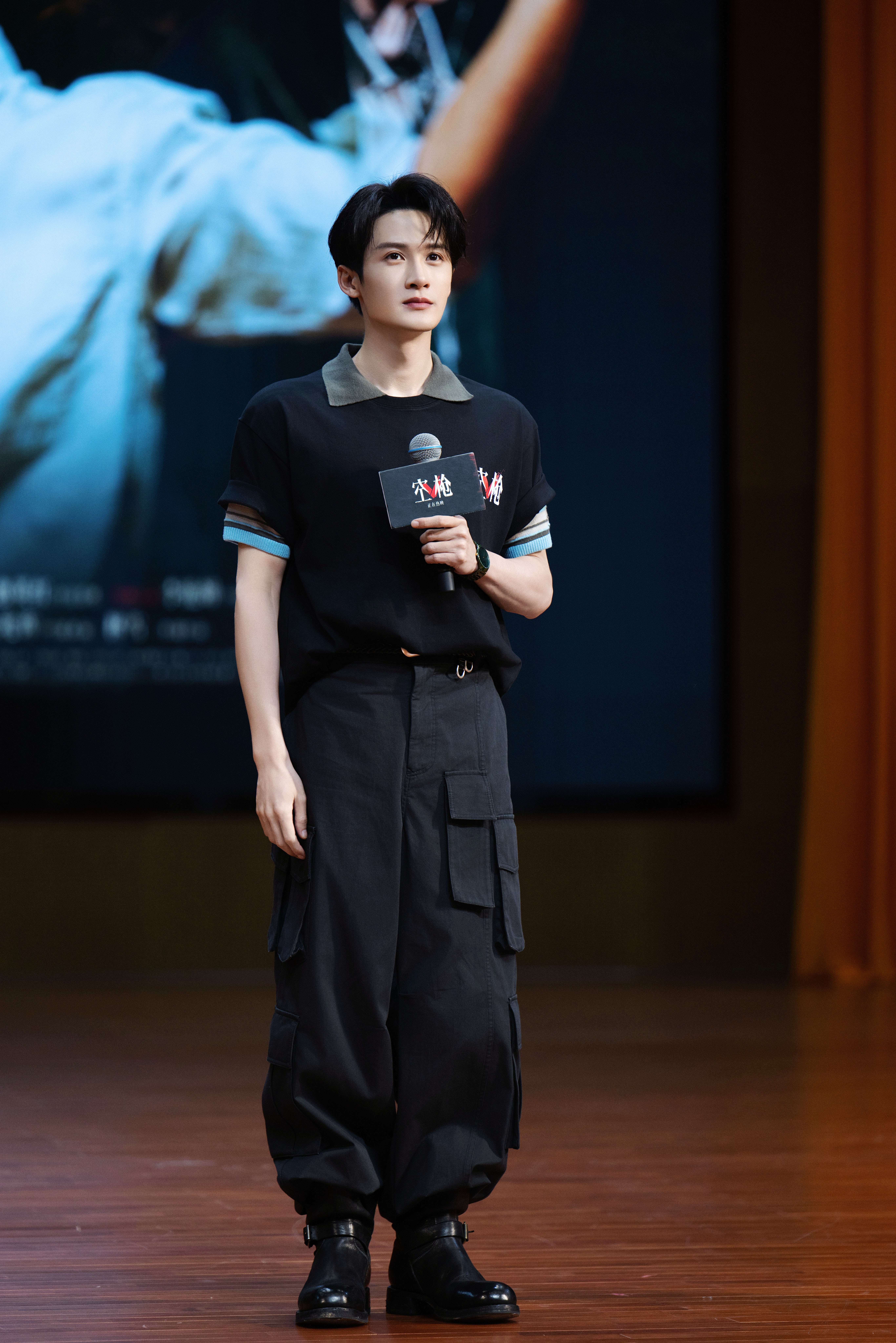 这张完美诠释了什么叫“低头脚踏实地，抬头仰望星空。” ​​​