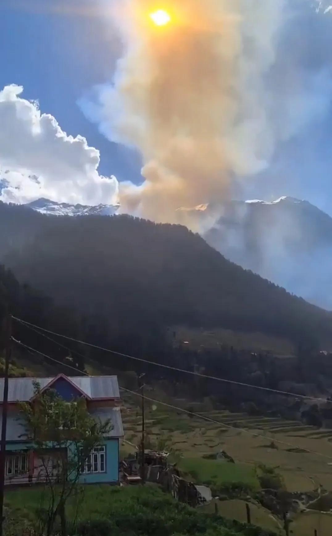 印度又摔飞机了，只是不知道摔的是啥飞机。这种高原山区摔飞机，救援是个大问题，以印