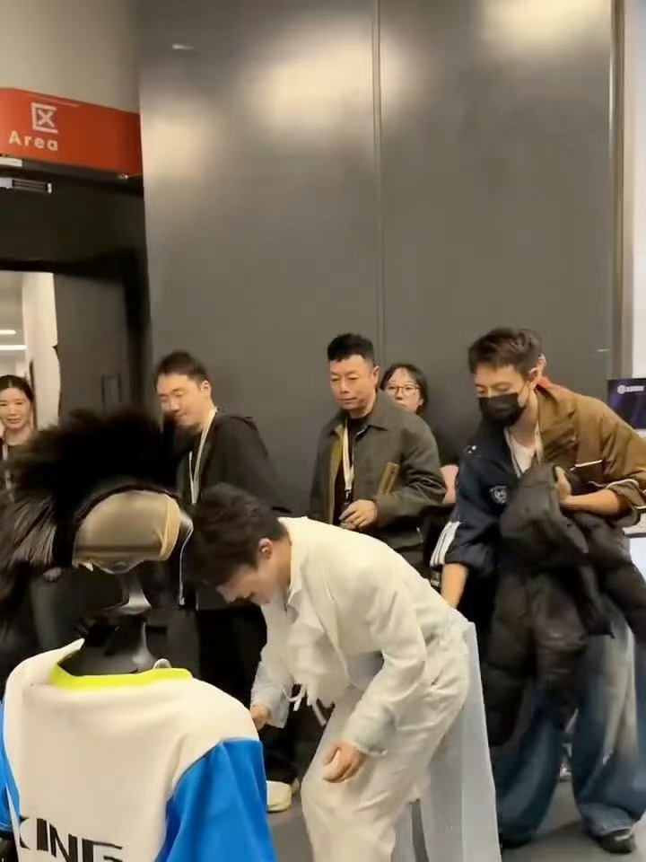 给周深伴舞的是机器人💫耳目一新的舞台设计！周深婉转歌声，机器人伴舞，将灯火故事