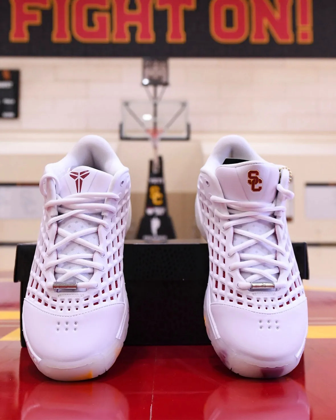 疯狂三月临近 Nike Kobe 3 Low Protro “USC Troja