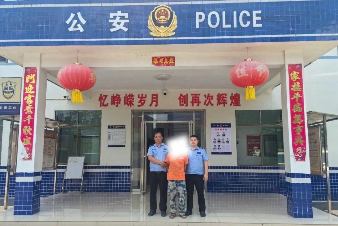 因挪用公款躲进深山养鸡场，29年不用手机不坐车不回家，当年抓不到，信息社会你还能