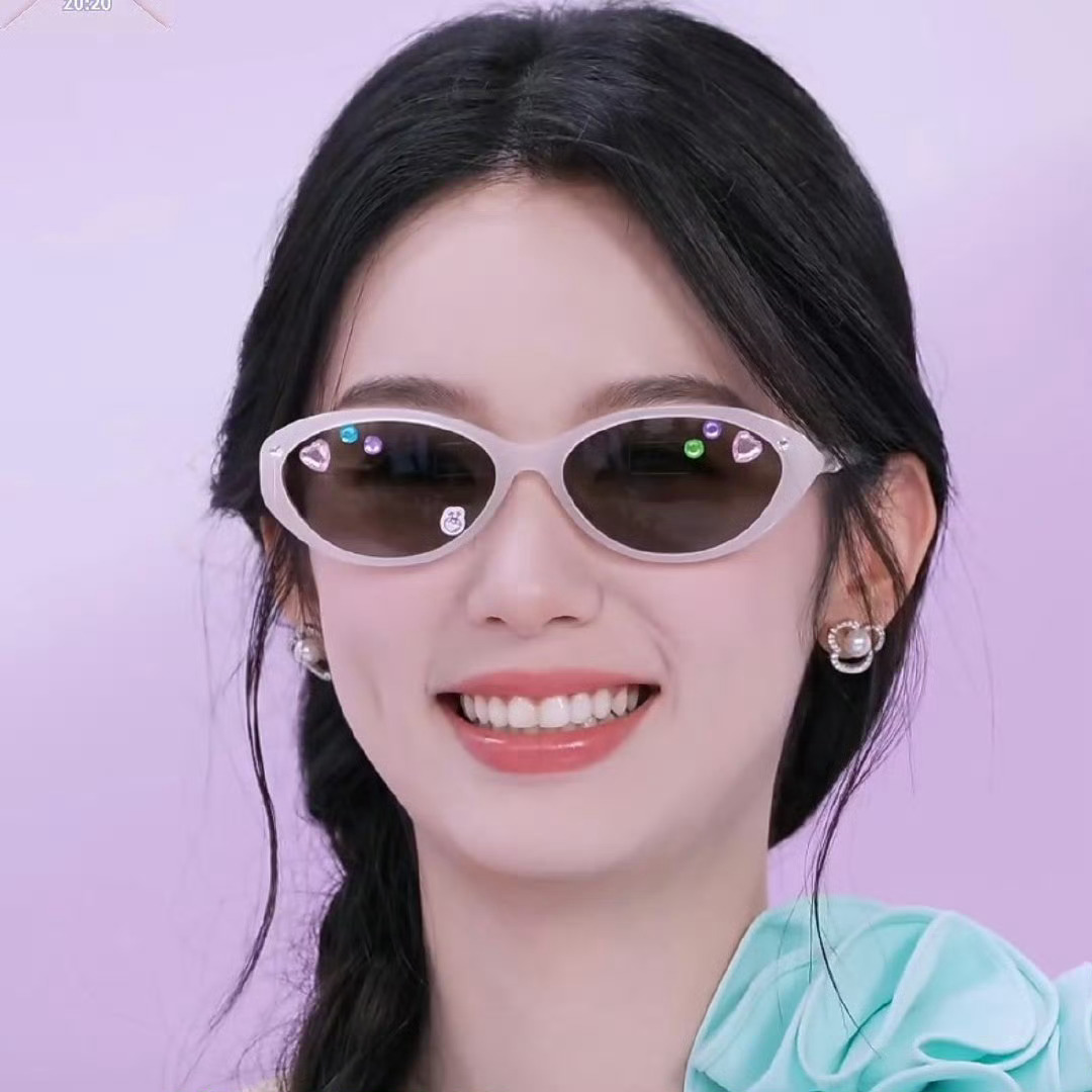 周也镜头表现力绝了自带独特清冷气质，薄荷蓝长裙简约又精致，麻花辫甜美又灵动，墨镜