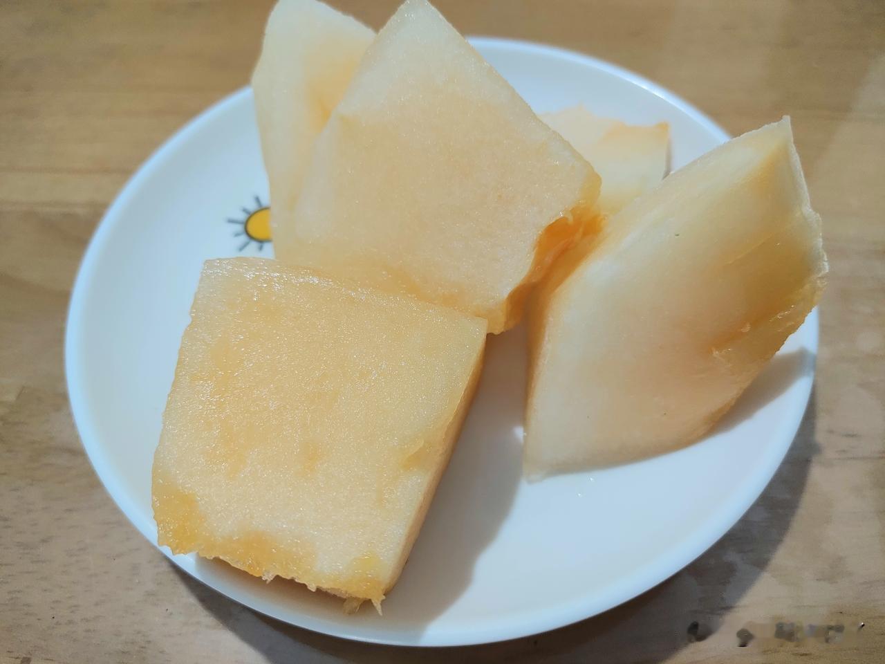 今天麻团儿出去绕圈竟然又给我买了哈密瓜。
昨天他出去的时候问我要不要哈密瓜，我说