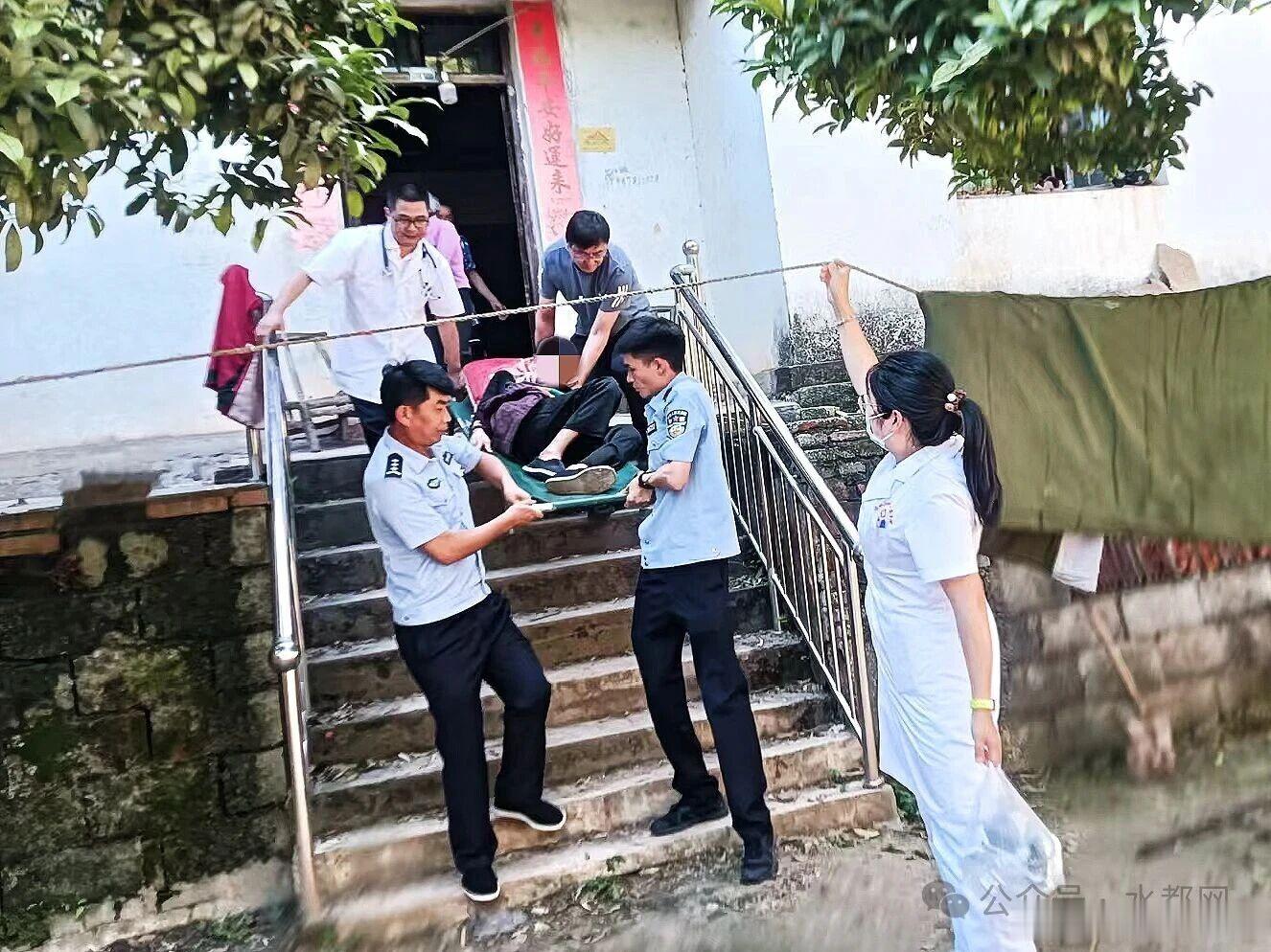 争分夺秒，有“警”无险 ，丹江口警医村联动救助瘫痪老人！“太感谢你们了！要不是你