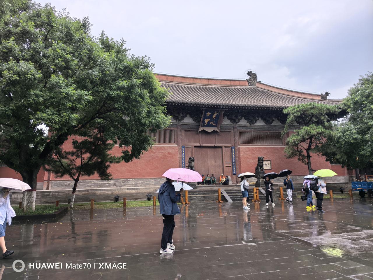 雨中漫步在善化寺前的大街上，感受北魏的气息！