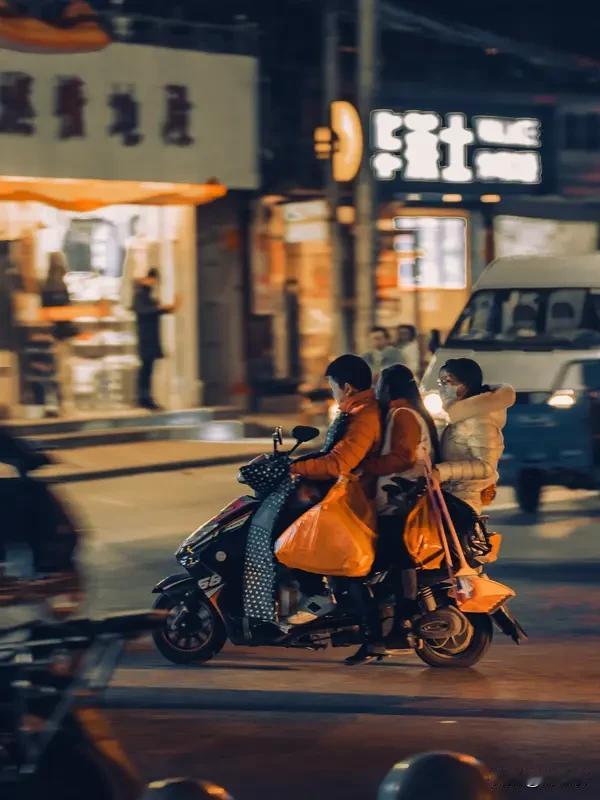 生活像一盒巧克力，别因为怕苦就不拆开

阿甘的妈妈说得真好：人生像一盒巧克力，你