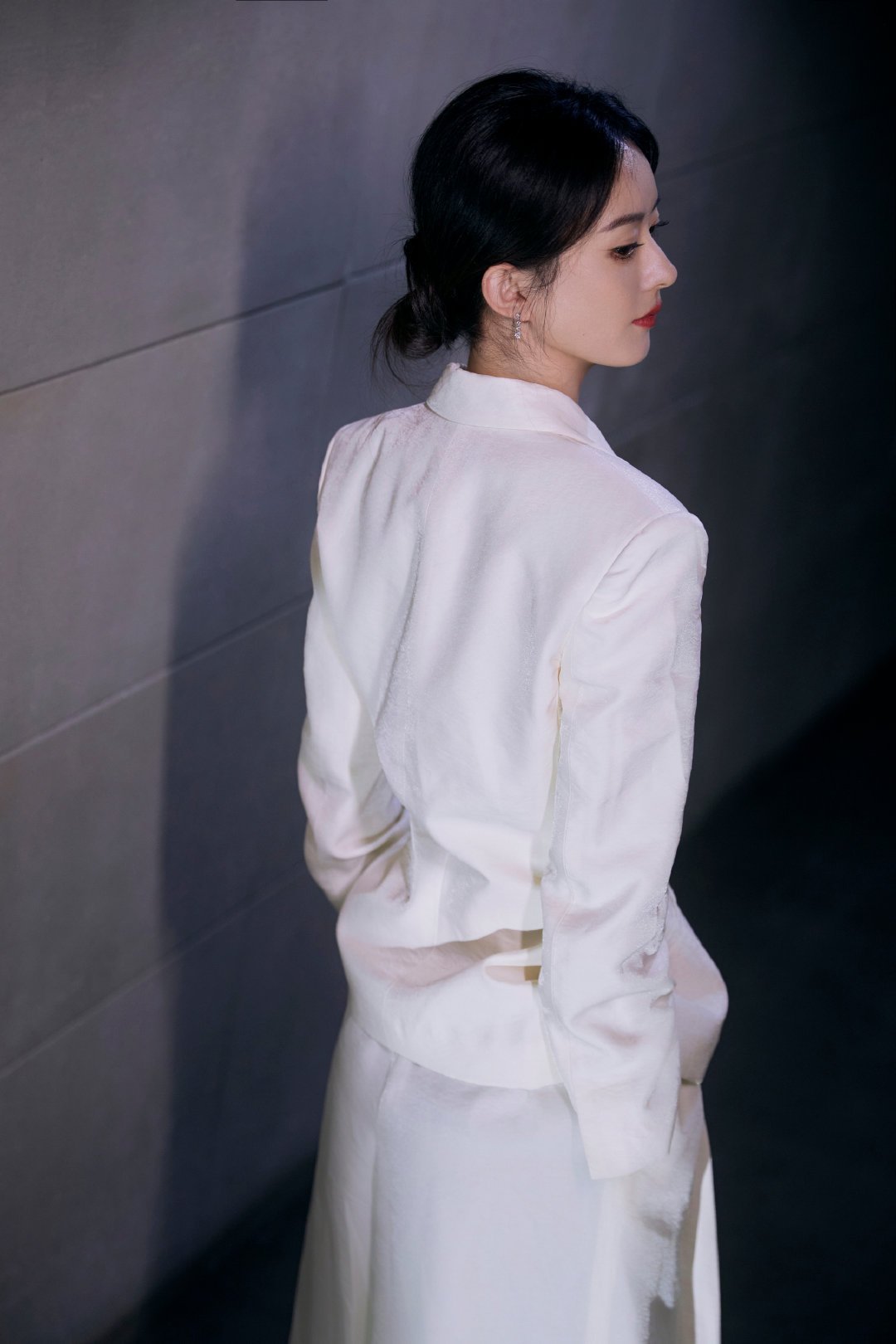 赵丽颖赵丽颖 zly纪梵希全球彩妆及香氛代言人赵丽颖 “黄昏处，想着微醺事，听着