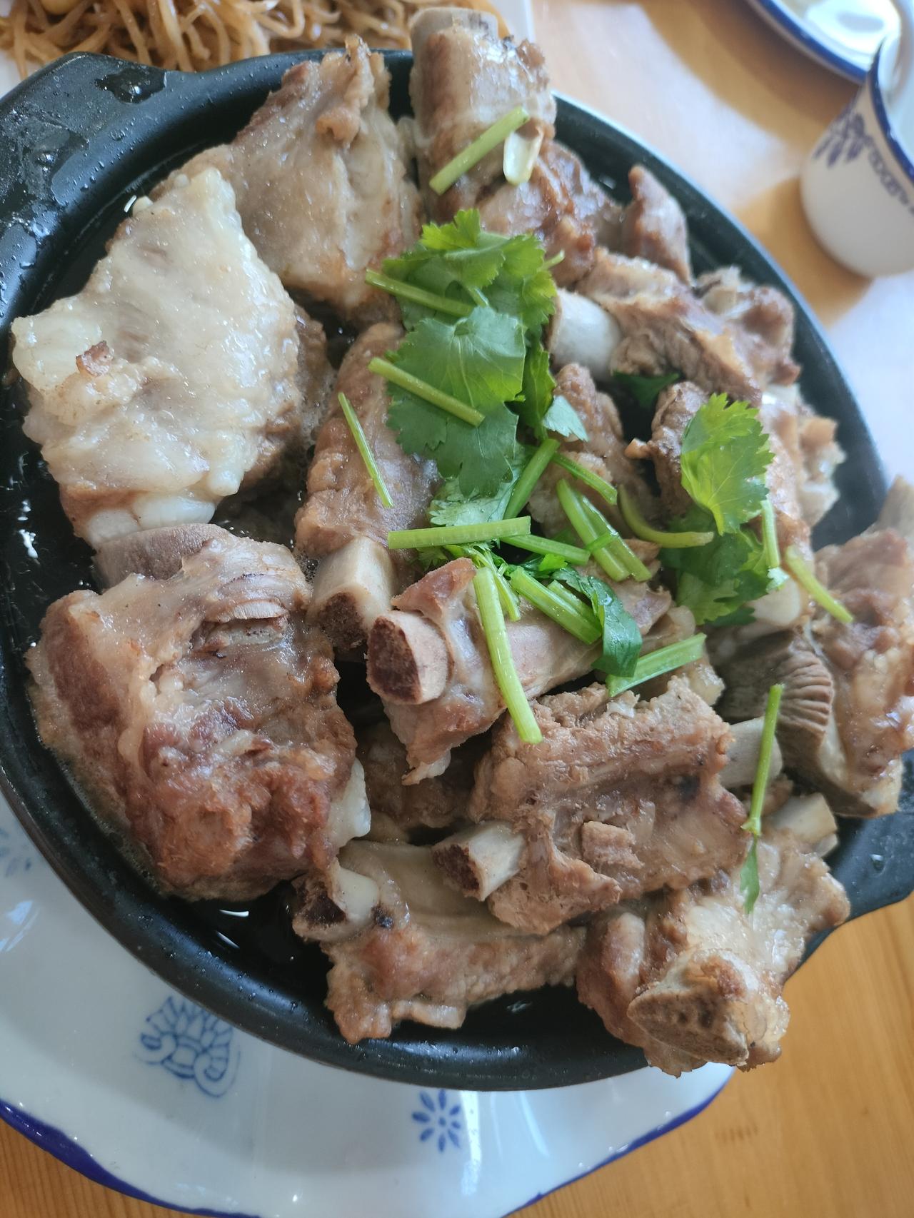 地道排骨锅！
要想吃这样地道的排骨锅，那还得到我们承德老家来。
热气腾腾的砂锅排