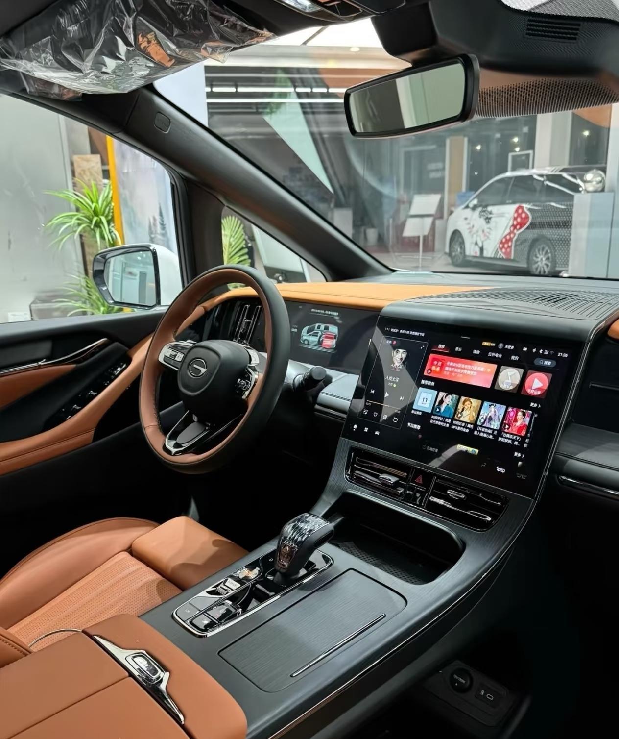 网友的眼睛是真尖啊，在北京多次看到董明珠上下极氪009， 难道大佬现在座驾也换成