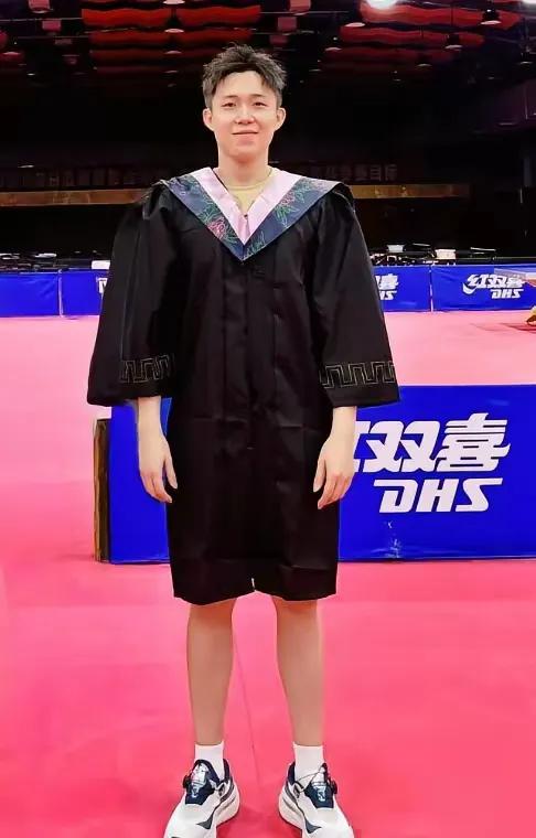 当我们还在为早八挣扎时，有人把24小时活成了48小时——说的就是王楚钦。
 
这