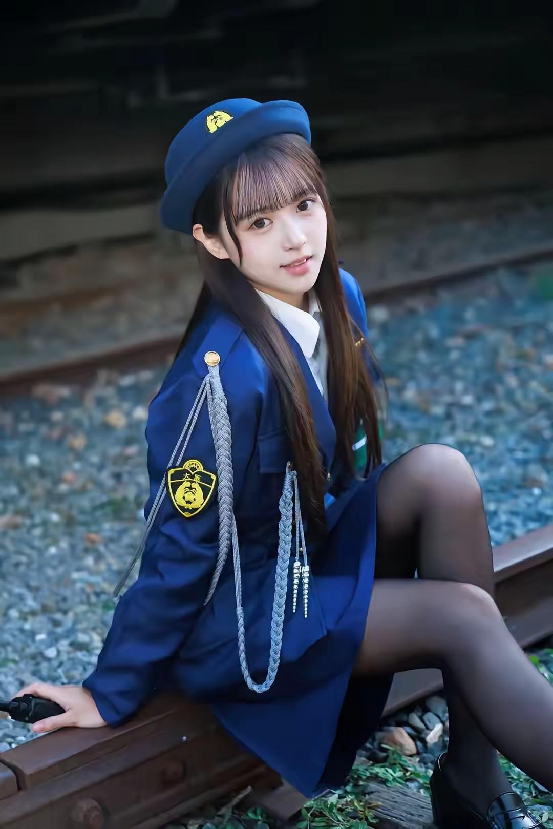 铁路边上的青春少女，蓝制服与黑丝袜的完美搭配，甜美又帅气！🚂💃🏻