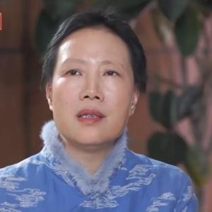 叶檀参访
可能是北京财经节目组的参游采访。
采访者: 
有人称你是初代卷毛，在我
