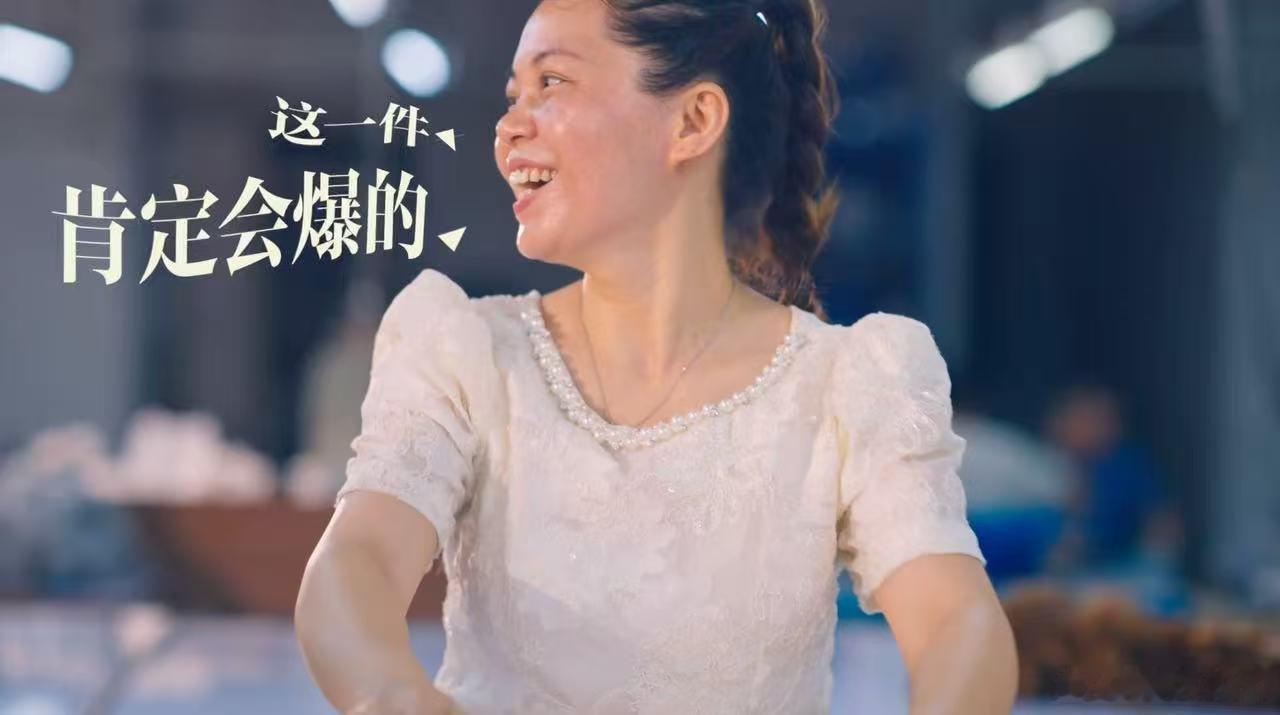 00后女生把牛仔裤卖到全球谁能想到外国女生衣柜被广州牛仔占领，新一代年轻人不靠代