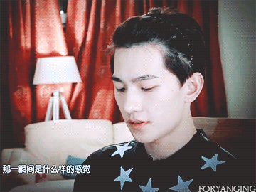 我天在机场拍到了杨洋飞往港澳，哈哈哈哈带了发箍 露出大背头也难掩帅气，帅哥就是可