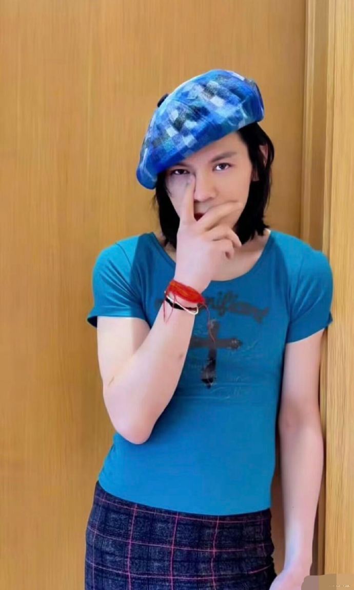 向佐不会再扮女装  家人们谁懂啊！向佐终于要告别女装啦，向太都发话了，他开始努力