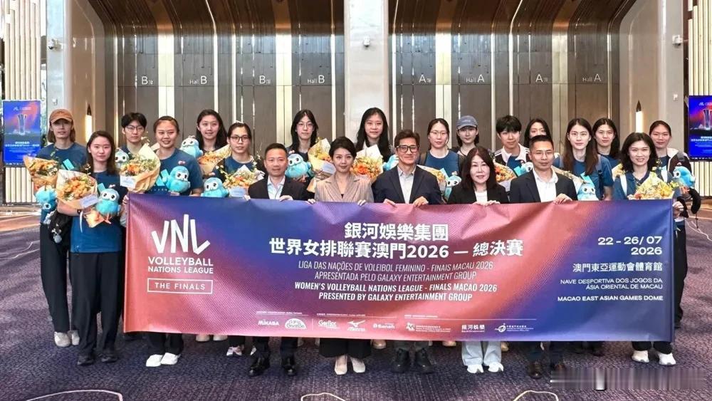 中国女排抵达澳门备战总决赛，23日晚迎战劲敌美国队。李盈莹、吴梦洁伤缺，阵容以老