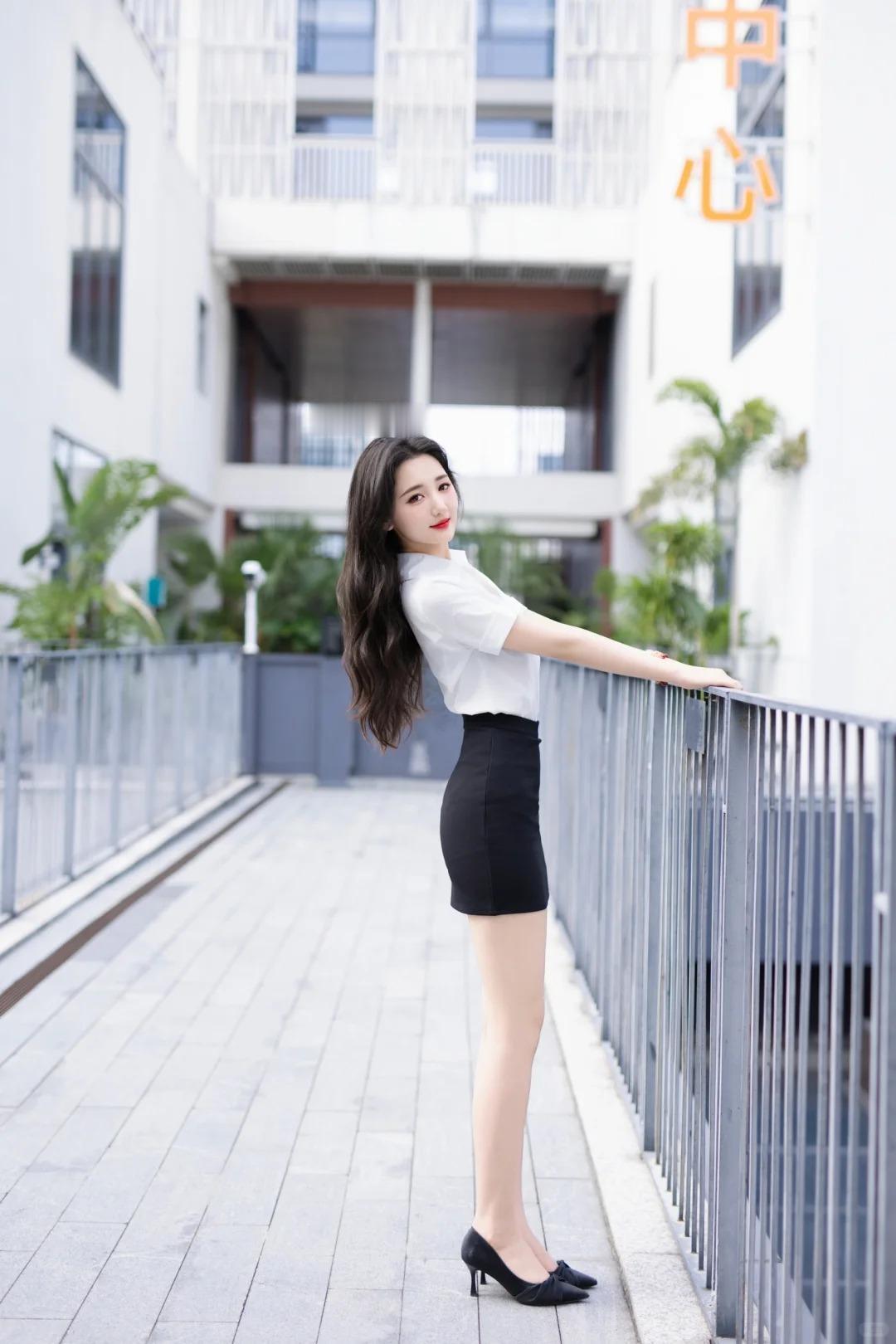 【今日职业装 OOTD✨】
今天是认真营业的漂亮姐姐！白衬衫 + 黑半裙这套打工