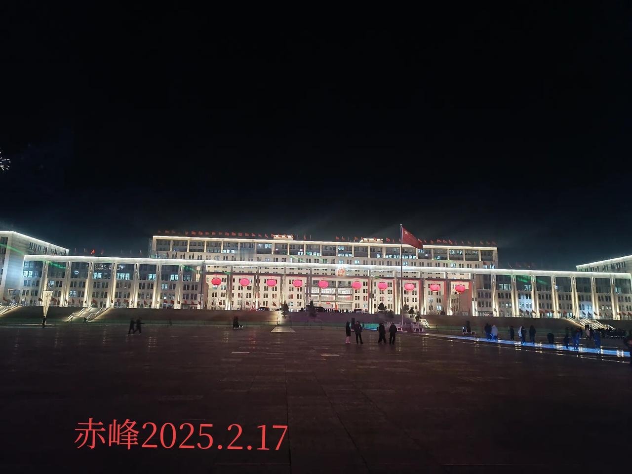 万家灯火,你那里的夜景怎样?随手一拍，夜晚的赤峰市政办公楼。
