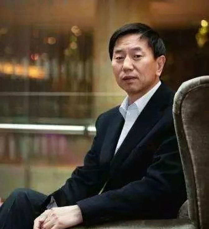 1993年，作为人民干部的耿彦波，开始斥巨资改革建设，大兴土木，百姓们纷纷骂他“