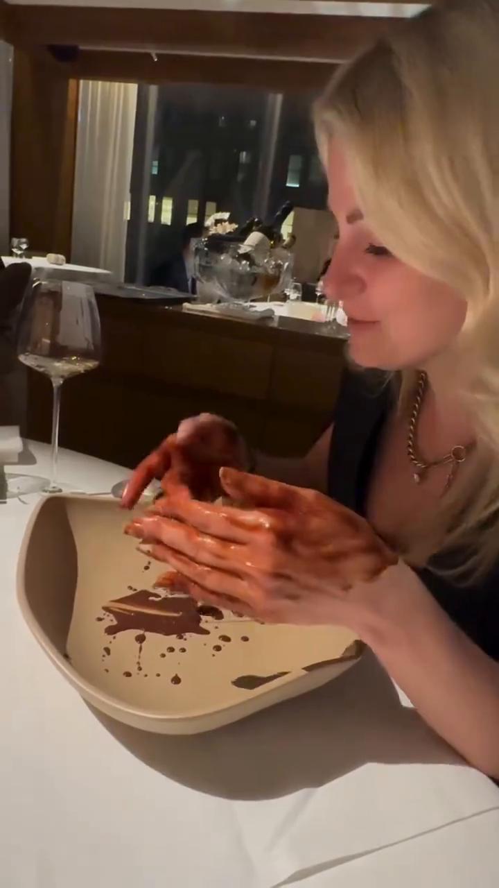 赤手空拳。
这道菜叫巧克力洗手。
不要发信息。
主厨说是为了让大家回到小时候。