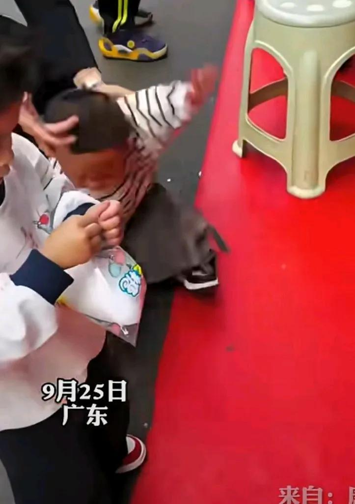 你被别的小朋友推倒，姐姐毫不犹豫出手替他报仇，爷爷在一旁乐开了花，
看来有个姐姐