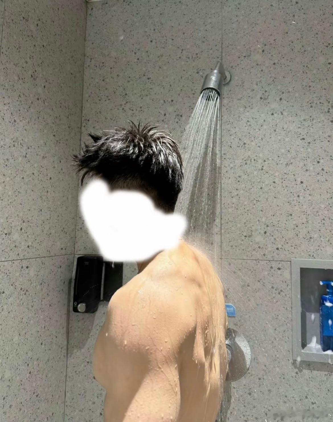 外面真的是又晒又热啊🥵健身张宏涛