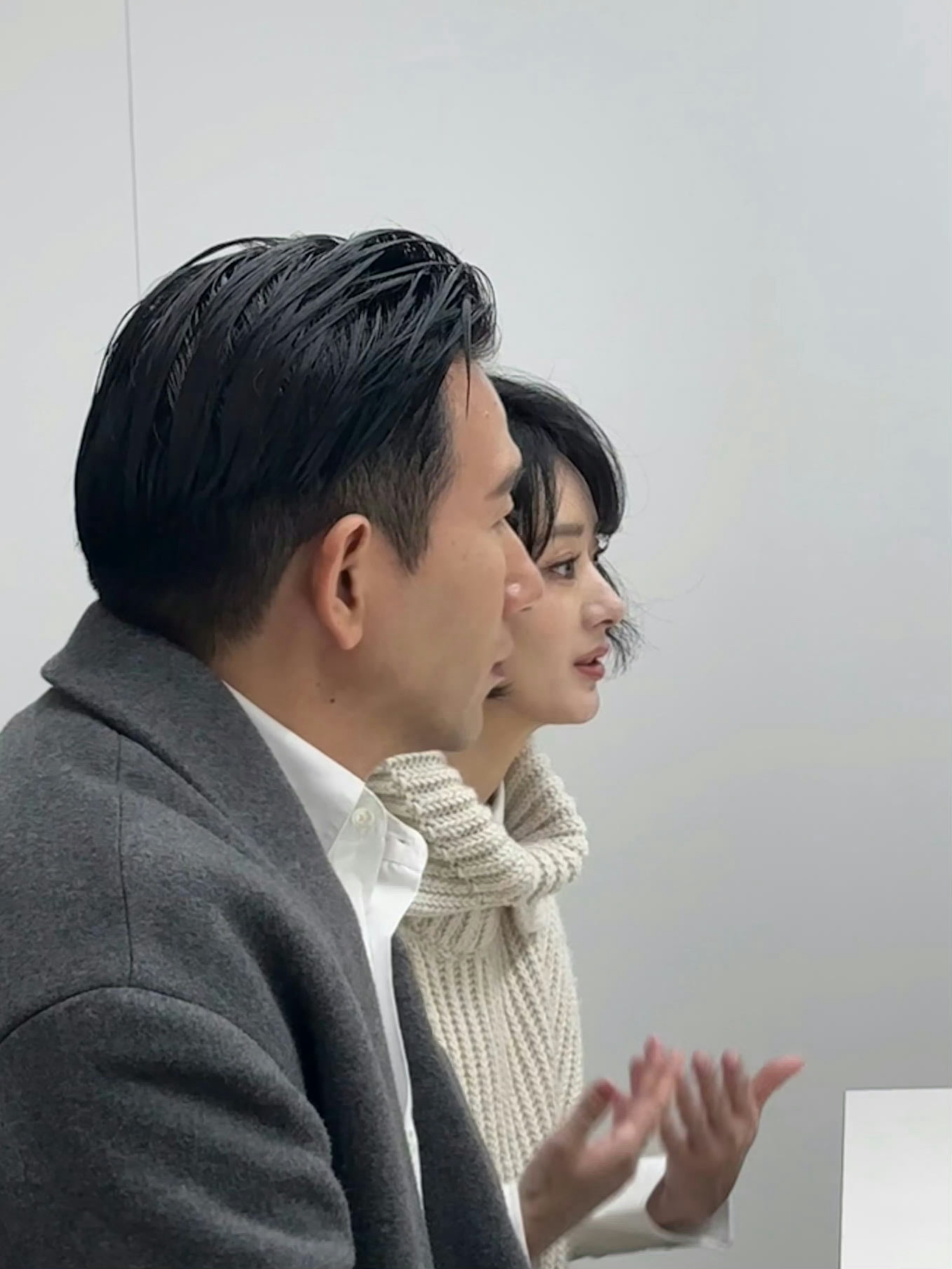 赵丽颖《乔妍的心事》采访现场live，侧颜线条好流畅，状态满分的颖宝啊[抱一抱]