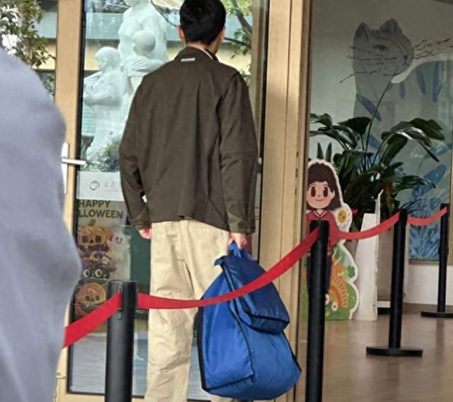 胡歌接女儿放学被拍：41岁当爸的日常，真有光