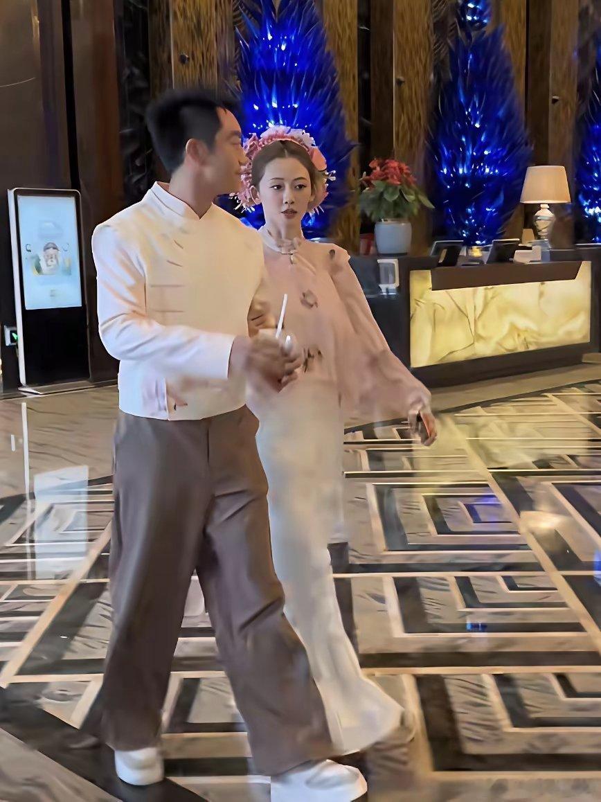 苗苗真是适合生孩子的体质啊，泉州偶遇郑恺和苗苗下楼，苗苗挽着郑恺的手臂，两人好像