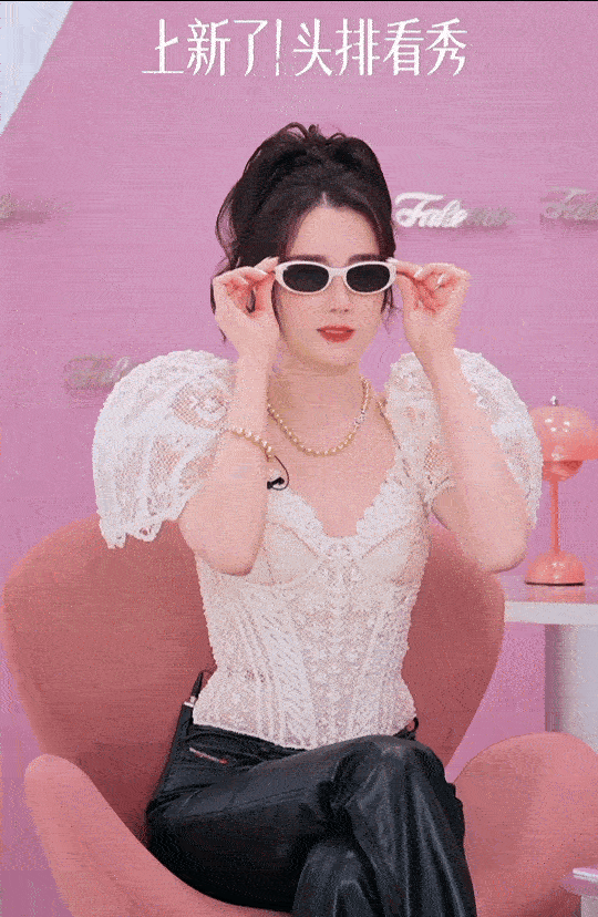 迪丽热巴直播粉丝说衣服丑，全靠热巴的身材撑着，这个大金链子