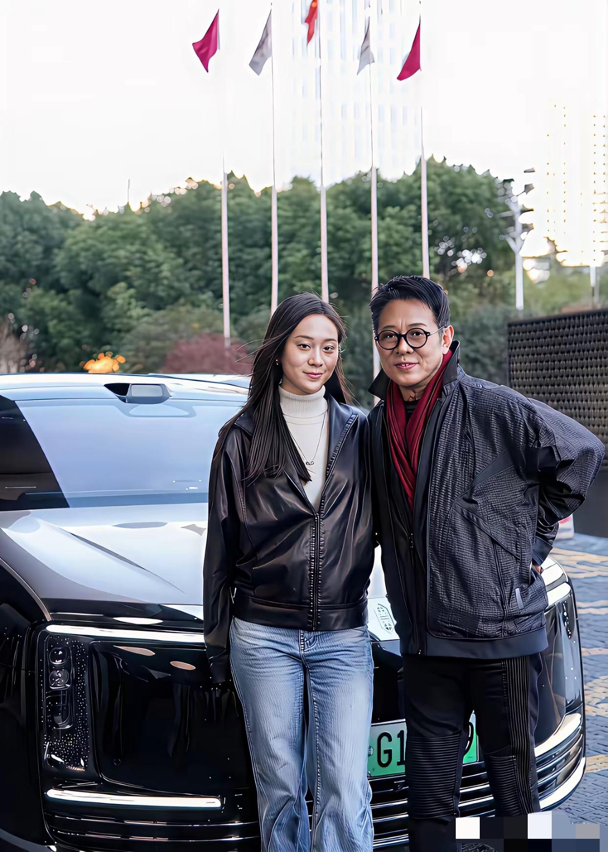 李连杰我认识，旁边女生是谁？