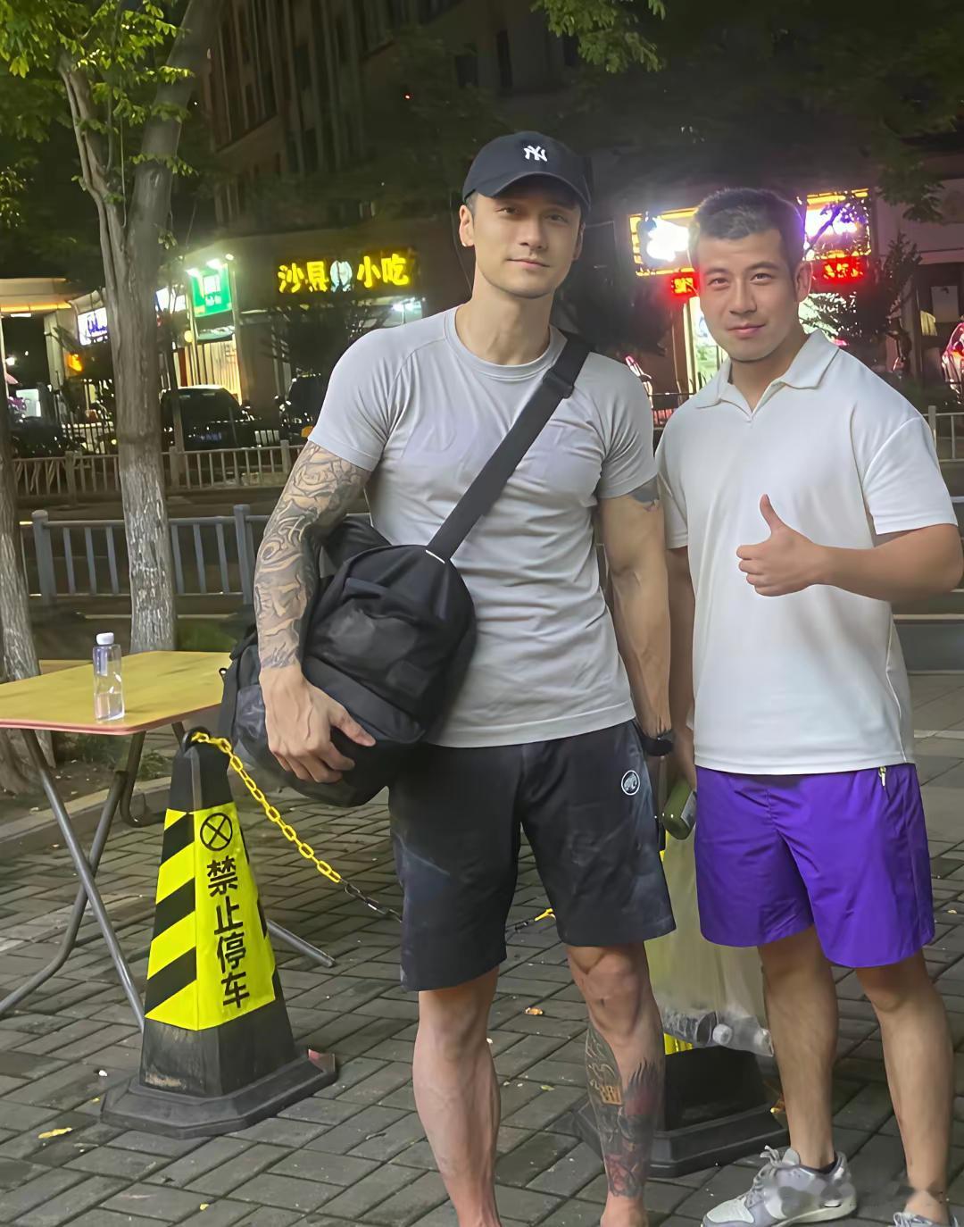 蒋劲夫在宁波吃火锅被偶遇，他的身材练得超好，肌肉饱满，就是脸部状态很差，黑眼圈很