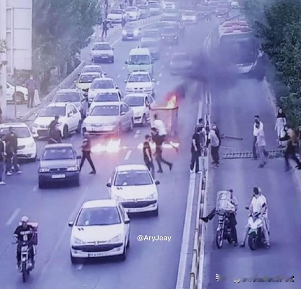 伊朗安全部队在德黑兰逮捕了数名与科马拉组织有关联的恐怖分子。

昨晚，德黑兰的大